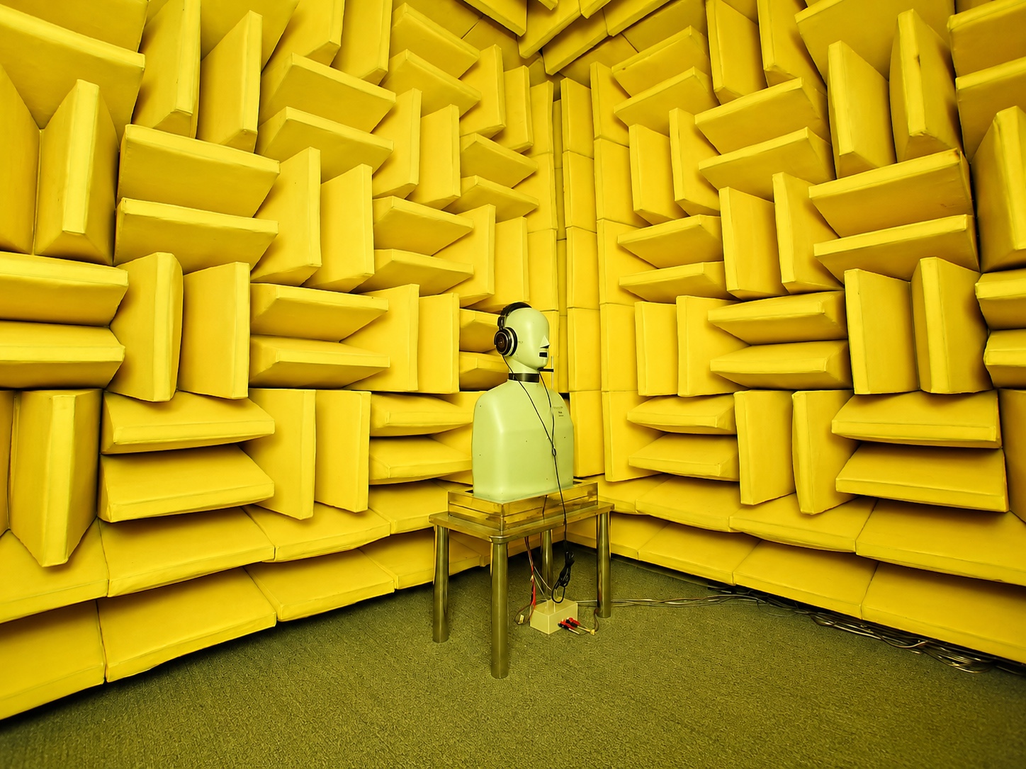 Acoustic chamber used for controlled audio testing