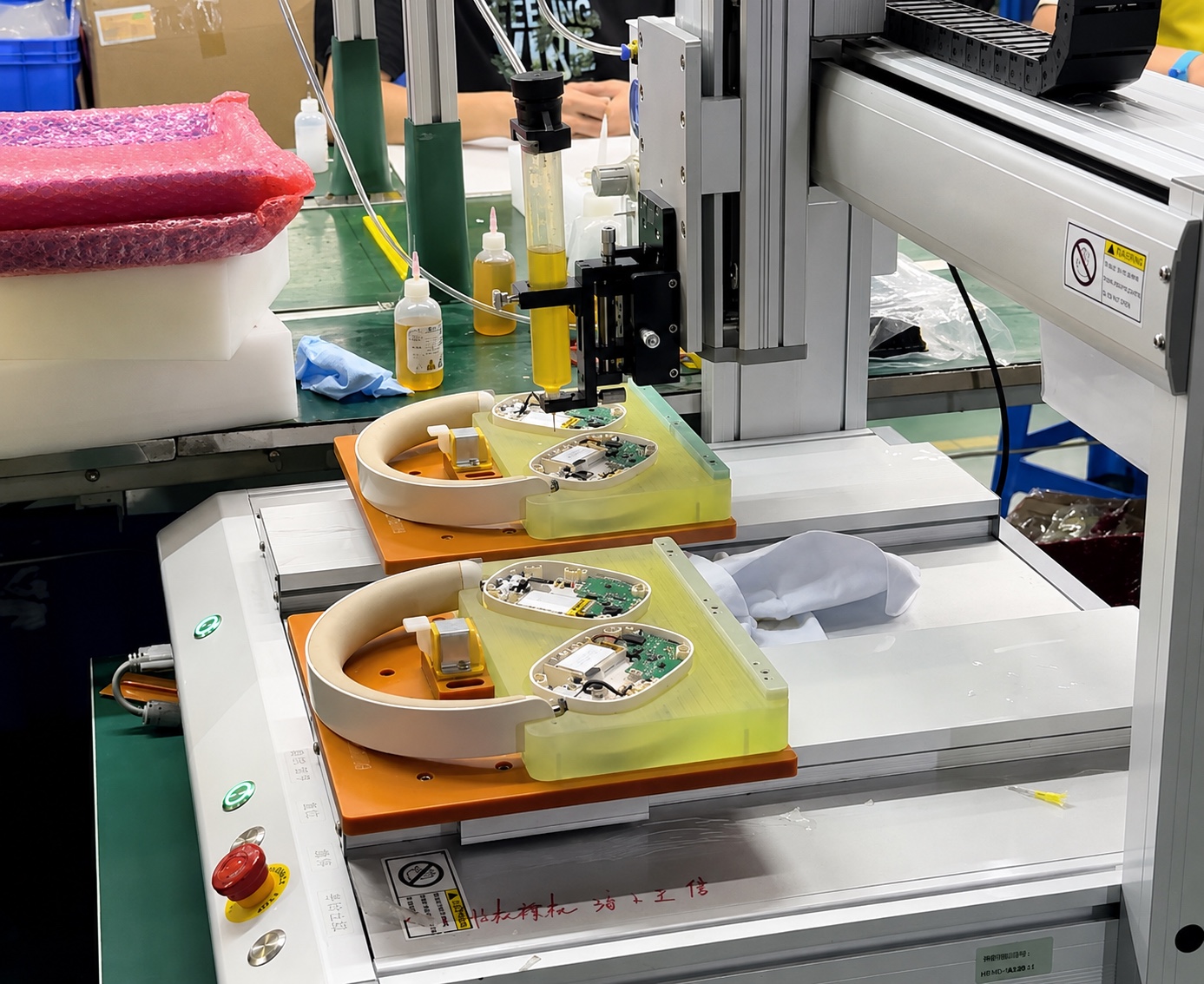 Headset assembly process and manufacturing equipment
